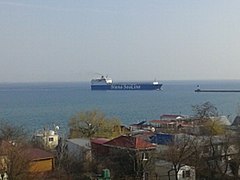 Морские суда у Черноморского торгового порта