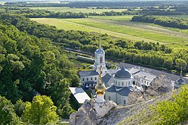 Собор Успения Пресвятой Богородицы со стороны Малых Див. У подножья расположена остановка Дивногорская железнодорожной ветки Лиски — Валуйки