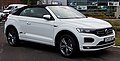 Белый Volkswagen T-Roc на фоне официального дилера