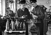 Ремесленники одного из училищ изготавливают мины для фронта, 1942 год