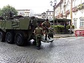Португальские солдаты покидают бронемашину