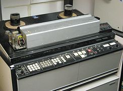 Видеомагнитофон Ampex AVR-2, работающий на 2-дюймовой (50,8 мм) ленте