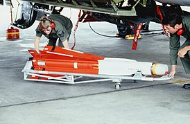 AIM-4G Super Falcon после снятия с истребителя Ковэйр F-106A «Дельта Дарт» на авиабазе Девис-Монтен, штат Аризона, 14 декабря 1983 года.