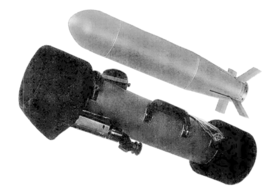 Пусковая труба с вмонтированными в корпус прицельными приспособлениями и рукояткой для переноски (внизу) и ракета MPIM с расправленным хвостовым оперением