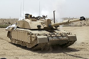 Challenger 2 QRL патрулирует окрестности Басры, Ирак, во время операции Telic, 2003 год