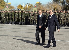 Президент России Владимир Путин и президент Кыргызстана Аскар Акаев на церемонии открытия авиабазы 23 октября 2003 года