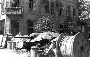 Уличный завал на одной из варшавских улиц во время восстания 1944 года