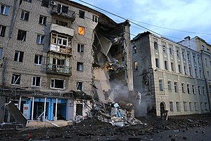 Завал рядом с разрушенным жилым домом после российской бомбардировки Харькова 11 июля 2022 года