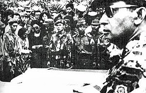 Генерал-майор Сухарто на похоронах генералов, убитых 30 сентября