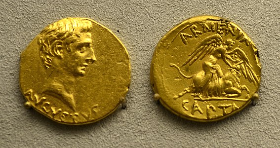 Золотой ауреус с портретом Октавиана, отчеканенный в честь победы над Арменией, ок. 19—18 годов до н. э.