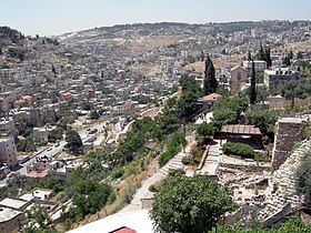 Вид на Кедронскую долину со смотровой площадки в археологическом парке «Город Давида». Видны кварталы Восточного Иерусалима (Силуан).