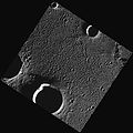 Изображение охватывает небольшую часть дна бассейна Гёте. Темный кратер в центре имеет 27 км в диаметре.