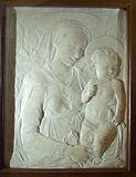 Мадонна с Младенцем. Ок. 1460. Мрамор. Художественный музей Филадельфии