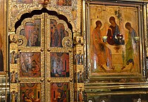 Царские врата и икона Троица