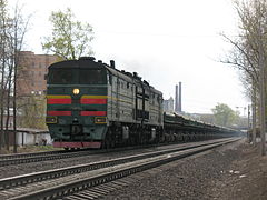 2ТЭ10М с грузовым поездом на перегоне Братцево — Лихоборы. Несколько таких тепловозов из депо Узловая временно работали в депо Лихоборы-Окружные в 2007 году