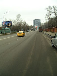 Конец шоссе, недалеко от пересечения с Нарвской, Михалковской и Выборгской улицами. Справа за красным забором Головинское кладбище. Ноябрь 2014