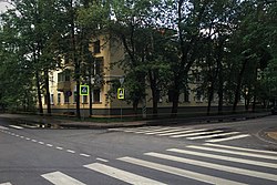 Угол улиц Вересковой и Просвещения. Южнее улицы Просвещения застройка довоенная, севернее — трёхэтажки начала 1950-х годов