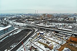 Рязанский проспект в месте пересечения с Московским центральным кольцом и рядом со строящейся станцией метро «Нижегородская». Декабрь 2018 года.