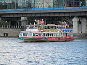 Теплоход «Москва-87» на Москве-реке вблизи Лужнецкого метромоста