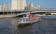 Теплоход «Аврора» на Москве-реке рядом с Большим Устьинским мостом