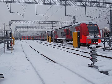 Отстой поездов «Ласточка» в межпиковые часы в парке на станции Андроновка. Декабрь 2018 года