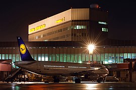 Airbus A321 Lufthansa на фоне терминала 2 (нынешний терминал F) аэропорта Шереметьево, 2008 год