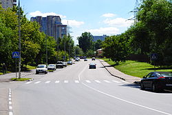 Улица Академика Пилюгина у северного входа в Воронцовский парк (вид в сторону улицы Архитектора Власова)