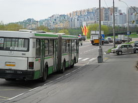 Автобус на маршруте № 210 подъезжает к остановке "Улица Барышиха, 2"