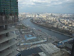 Вид на Москву-реку и Краснопресненскую набережную. Выставочный переулок — в центре снизу, напротив моста «Багратион».