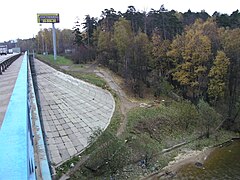 Конец улицы. Берег Канала им. Москвы. Справа к мосту выходит завершение Левобережной улицы. Вид с МКАД