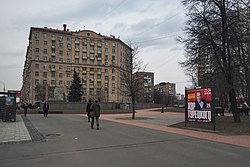 На стрелке проспекта Мира (налево) и Новоалексеевской улицы (направо)