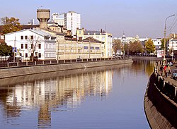 Озерковская набережная - слева. Фото 2005. Водонапорная башня и фабричные корпуса снесены в 2006-2007