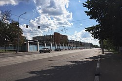 Всю южную сторону Семёновского проезда занимает завод «Салют»