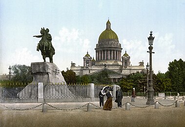 Медный всадник на Сенатской площади на фоне Исаакиевского собора в Санкт-Петербурге