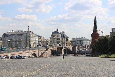 Вид с Васильевского спуска на Большой Москворецкий мост. Фото 2011 г.