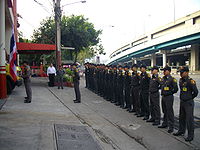 Таиландские солдаты стоя слушают гимн