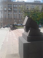 Гранитные микроскопы перед памятником, 2017