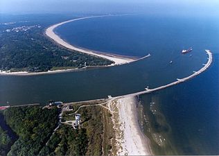 Устье реки Свины в Балтийском море, разделяющее острова Узедом (на заднем плане) и Волин (на переднем плане).