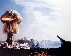 Ядерный взрыв Grable, запущенный артиллерийской установкой: 280-мм атомной пушкой, видимой на кадре.