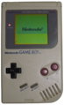 Game Boy включён. Он имеет монохромный дисплей и светящийся индикатор батарей.