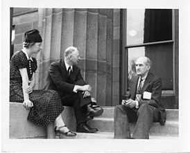 Кларк Халл (в центре) и психолог Джеймс Берт Майнер (1873–1943) на заседании Американской психологической ассоциации (сентябрь 1937 года)
