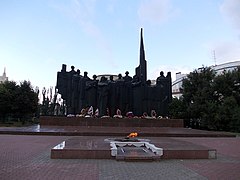 На Площади Победы перед памятником горит Вечный огонь