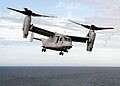 Винтовые движители конвертоплана V-22 образуют зону повышенного давления и создают видимые завихрения