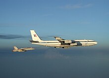 Boeing 707 заправляет F/A-18 в 2002