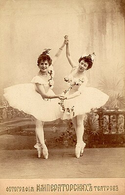 Пьерина Леньяни — Медора (слева) и Ольга Преображенская — Гюльнара (справа) в балете «Корсар» (Мариинский театр, 1899)