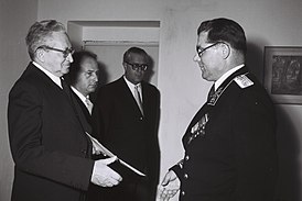 Посол Абрамов (справа) вручает верительные грамоты президенту Израиля Ицхаку Бен-Цви, 4 декабря 1953 года