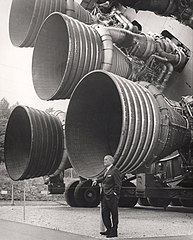 Двигательная установка North American Rockwell, Rocketdyne F-1. Пять двигателей установлены на 1-й ступени космического носителя «Сатурн-5». Эти двигатели обеспечили полёт человека на Луну. Тяга на уровне моря — 691 тс. Первый полёт — 1967 год
