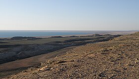Южная часть Аральского моря видна со скал плато Устюрт, май 2012 г.