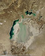 Ноябрь 2003 года: большое количество воды в Восточном Аральском море испарилось
