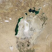 Август 2009 года: Восточное Аральское море полностью высохло, за исключением узкой полосы воды возле канала, соединяющего его с Западным морем
